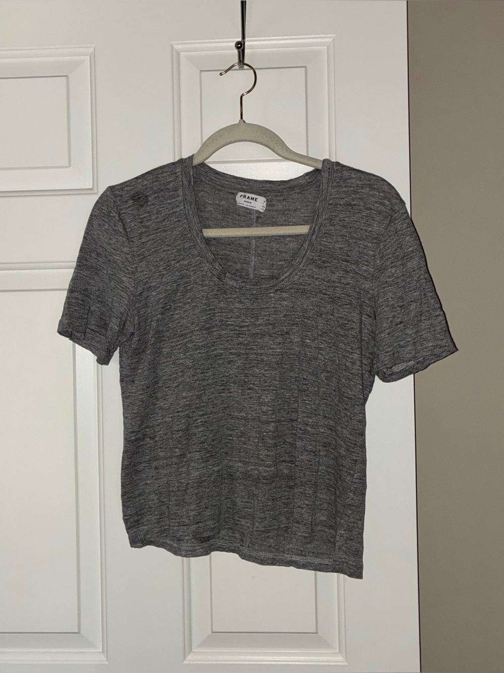 FRAME linen-jersey T-shirt featuring a relaxed fit and a crew neckline. Sz S